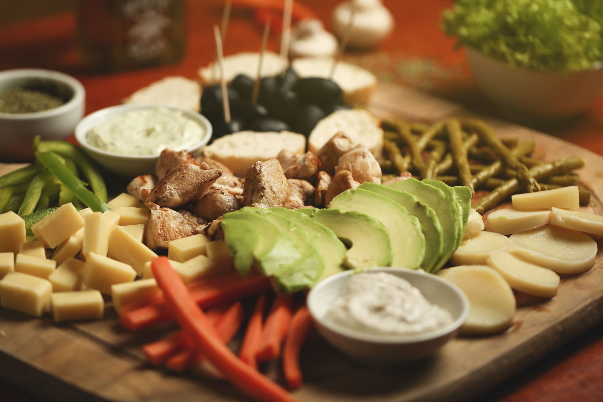 Tablón del Huerto con pollo grillé, palta, palmitos y quesos