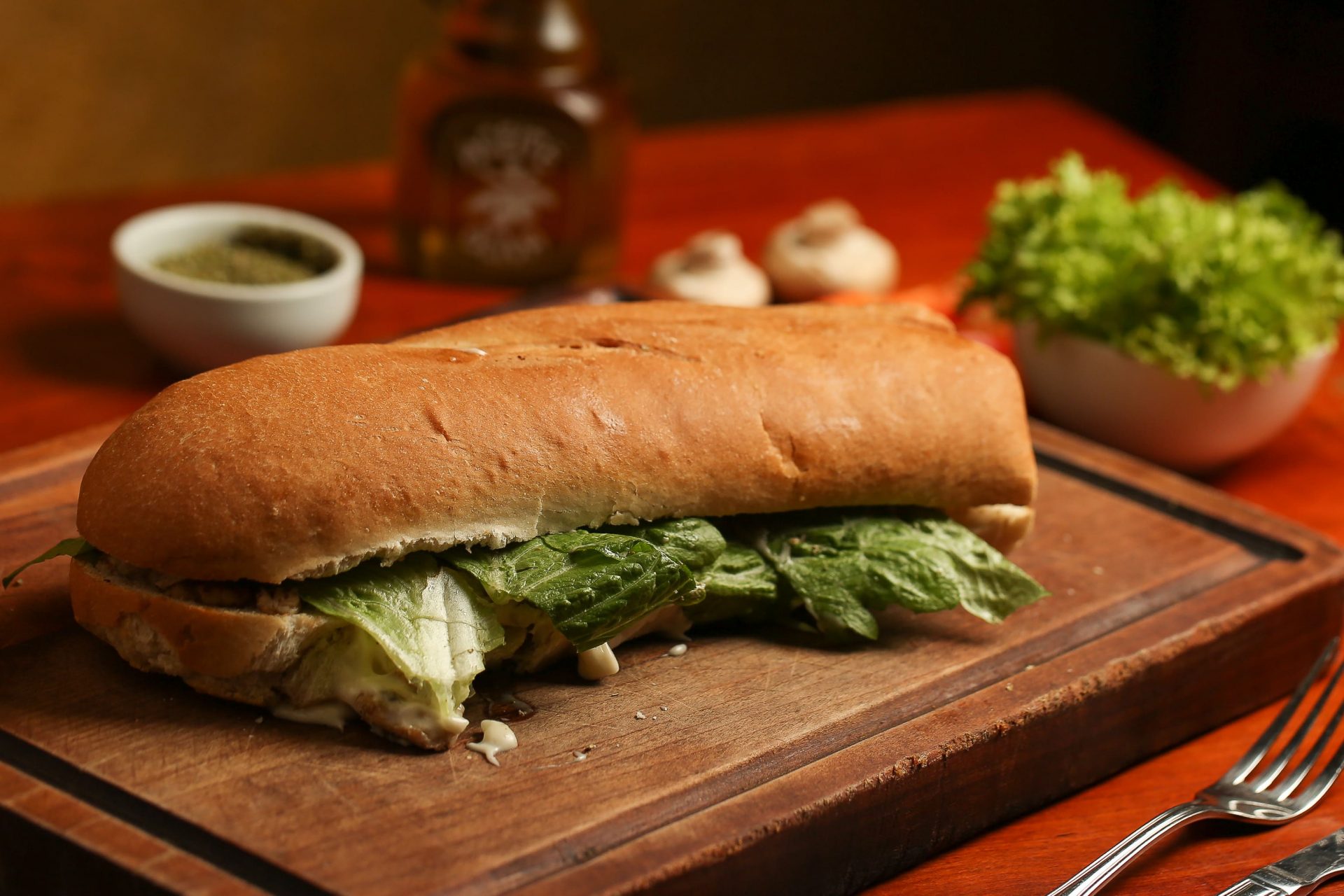 Sándwich baguette artesanal con vegetales frescos