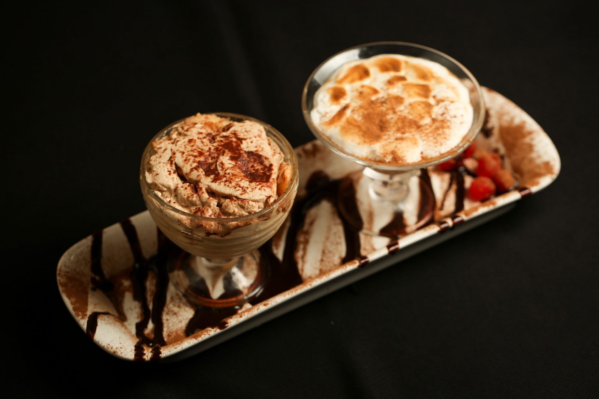 Tiramisú casero con cacao espolvoreado y menta
