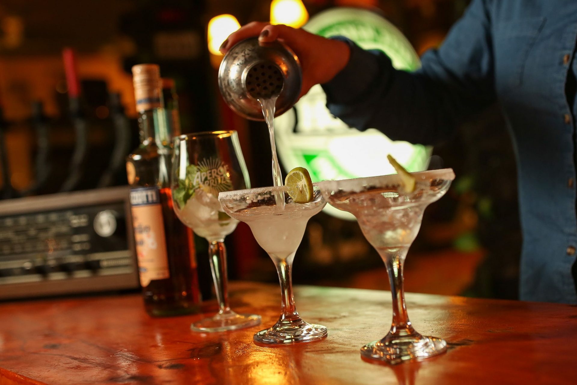 Margaritas escarchadas servidas desde coctelera