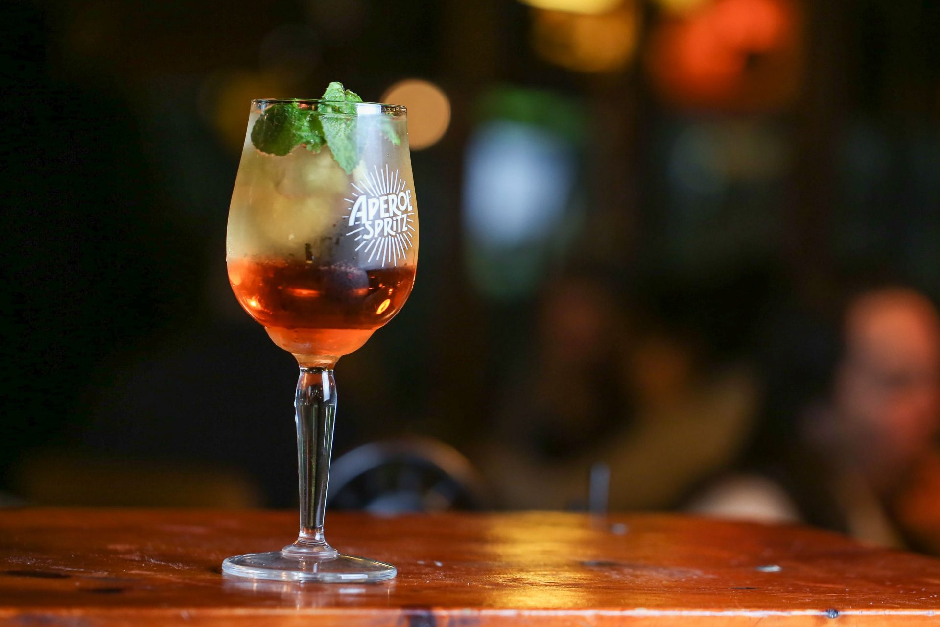 Copa Aperol Spritz servida con menta fresca