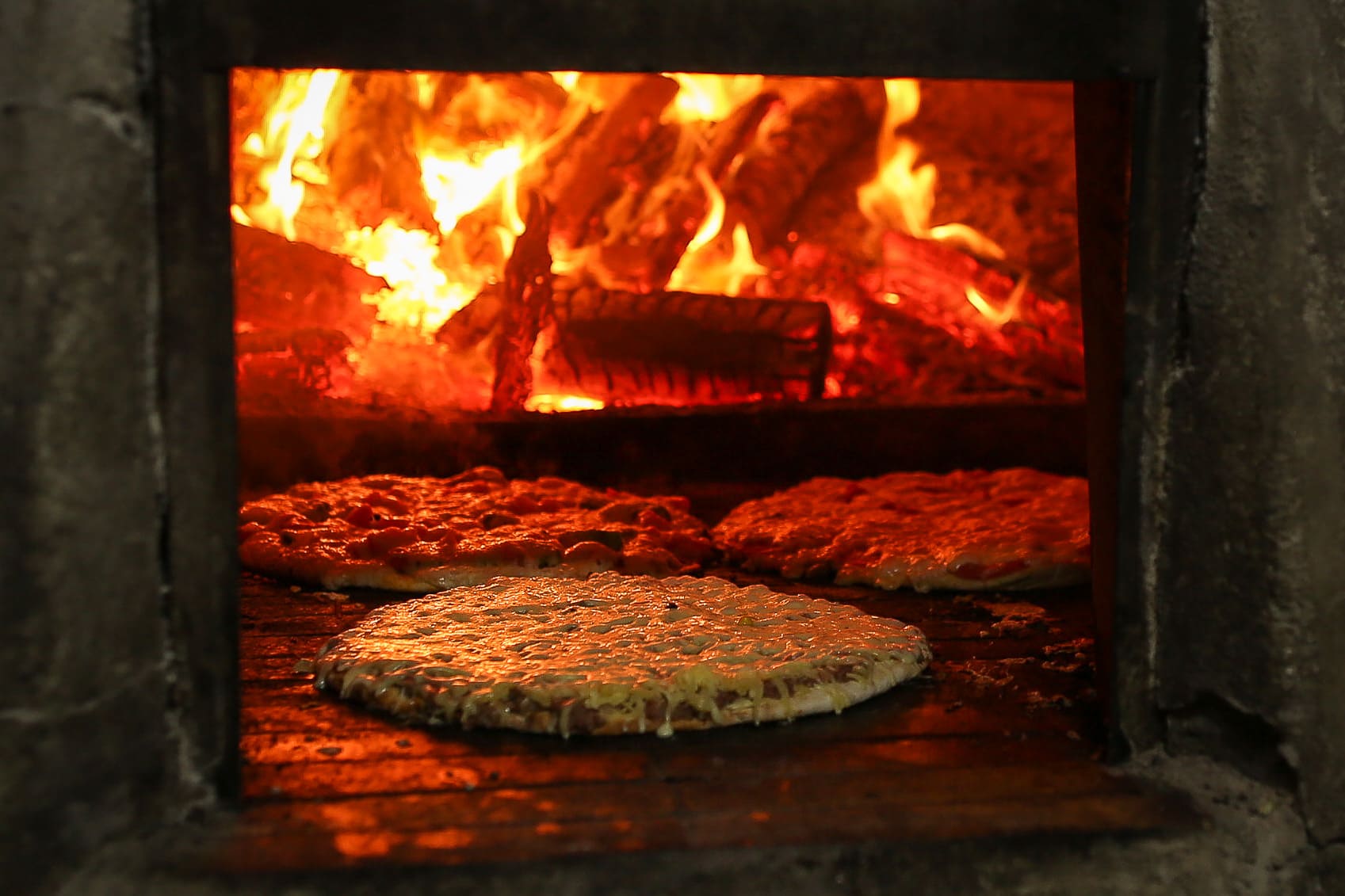 Horno a leña tradicional en plena brasa