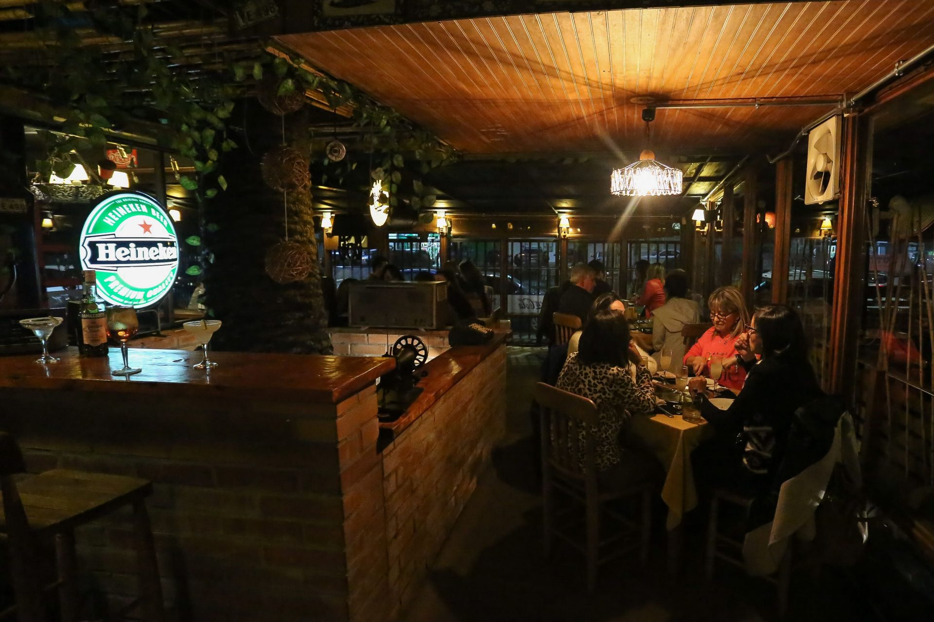 Comedor del restaurante iluminado con luz tenue y calidez familiar