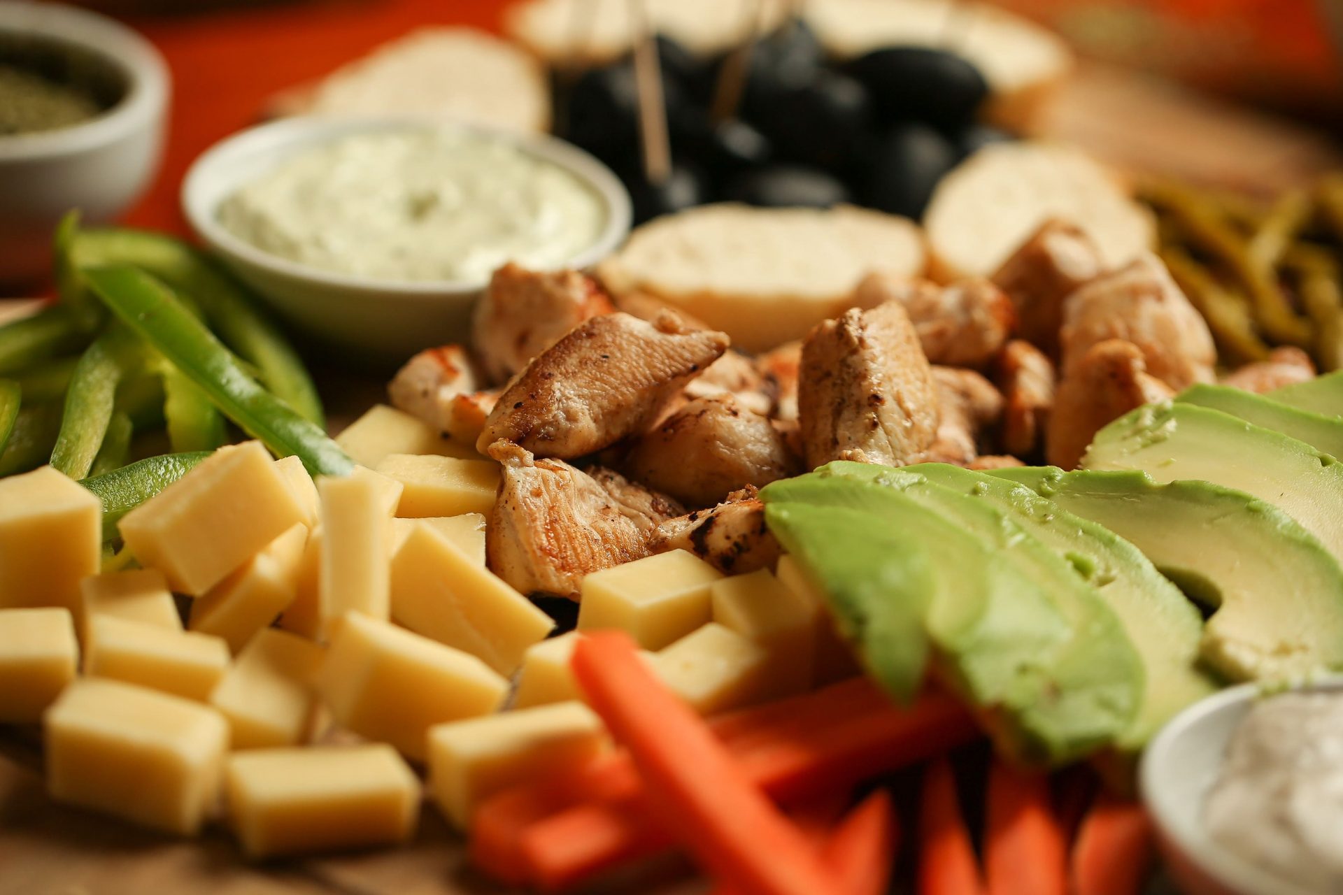 Tabla gourmet para picar con pechuga sellada, palta laminada, queso y dips